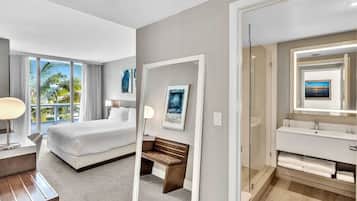 2 habitaciones, escritorio y tabla de planchar con plancha