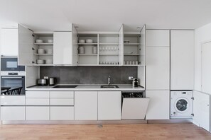 Réfrigérateur, micro-ondes, four, plaque de cuisson