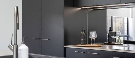 Kühlschrank, Mikrowelle, Ofen, Herdplatte