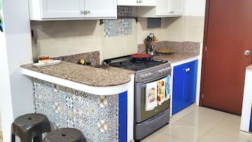 Fridge, oven, stovetop, cookware/dishes/utensils