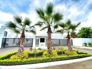 Property grounds - Casa Azul - 3 Bedroom House with AC Pool and WiFi (General Villamil)