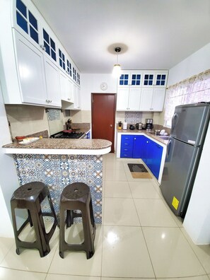 Fridge, oven, stovetop, cookware/dishes/utensils