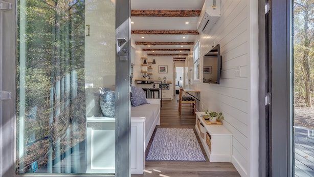 Un intérieur moderne comprenant une cuisine, un coin repas et un espace de vie.