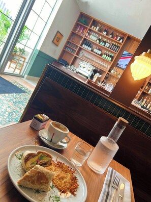 每日供應即叫即煮早餐 (每人 USD20)