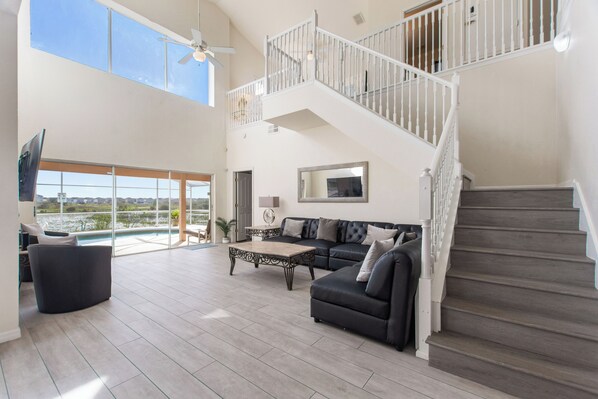 Smart TV, table football, ping pong - Spacious 5-bedroom house with pool, spa, and firework view in Davenport, FL (Davenport)