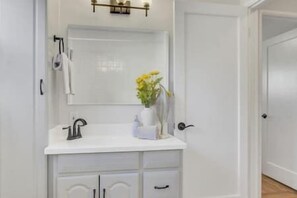 Hårtørrer, håndklæder, Sæbe, Toiletpapir