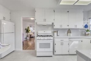 Køleskab, mikrobølgeovn, kogeplade, opvaskemaskine