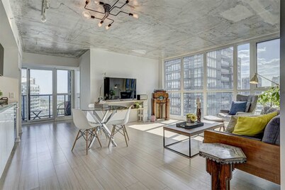 High Floor Luxury Condo - Panoramic View in the Heart of Toronto!