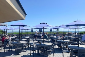 Outdoor dining - Hilton Head, steps-from-sand-resort, 1 BR Condo sleeps 6 with private balcony  (Hilton Head Island)