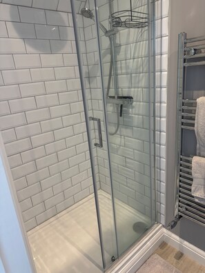 Dusj, hårføner og håndklær