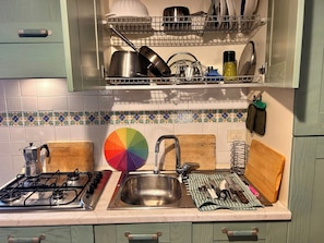 Een koelkast, een microgolfoven, een oven, een kookplaat