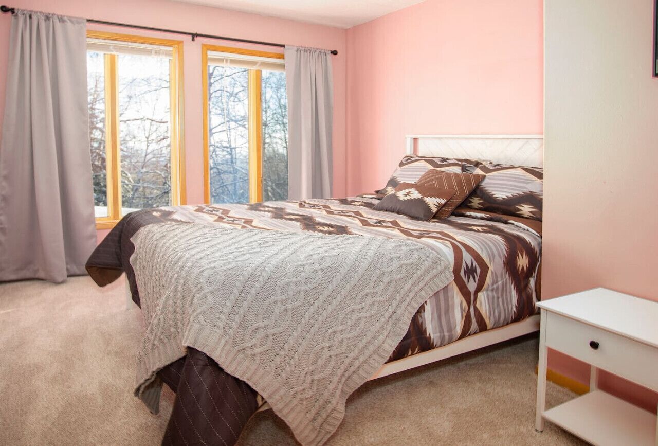 4 slaapkamers, een bureau, een strijkplank/strijkijzer, wifi