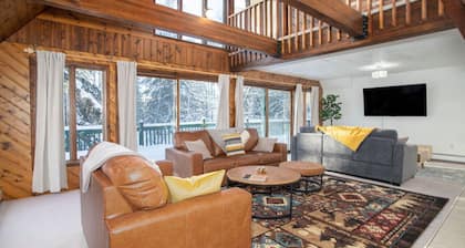 Rustic Cozy Moose Chateau w/4b3b Center Located