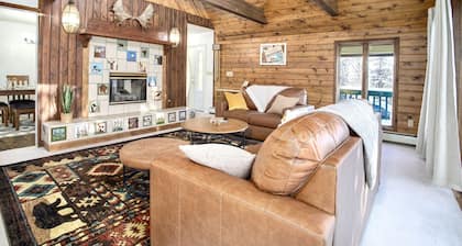 Rustic Cozy Moose Chateau w/4b3b Center Located
