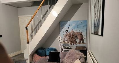 Apartment - Sleeps 5 - Great Location - Parking