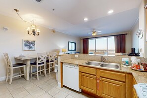 Fridge, microwave, oven, stovetop - Charming lakefront condo with balcony, lake view, AC, Internet, pool & hot tub (Orlando)