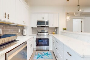 Een koelkast, een magnetron, een oven, een kookplaat