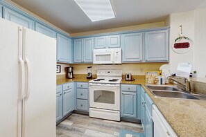 Fridge, microwave, oven, stovetop - Wonderful lakefront condo near Disney with view, kitchen, gym, pool & hot tub (Orlando)