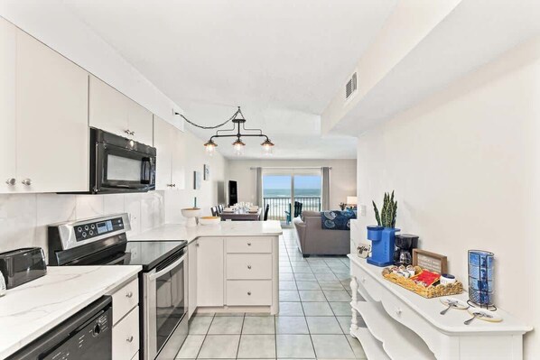 Réfrigérateur, four à micro-ondes, un four, surface de cuisson