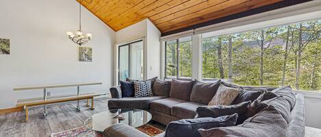 TV, peis, DVD-spiller og fotballspill