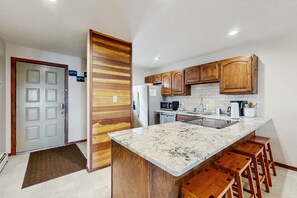 Fridge, oven, stovetop, dishwasher - Spacious condo with shared pool & hot tub - great location (Silverthorne)
