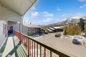 Property grounds - Spacious condo with shared pool & hot tub - great location (Silverthorne)