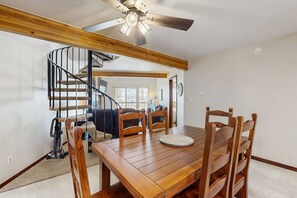 Dining - Spacious condo with shared pool & hot tub - great location (Silverthorne)