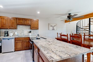 Een koelkast, een oven, een kookplaat, een vaatwasser