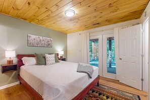 3 bedrooms, iron/ironing board, Internet, bed sheets