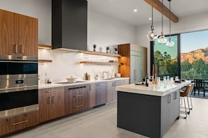 Fridge, microwave, oven, stovetop - Luxury Home w/ Front-Row Views & Hydropool + Spa (Sedona)