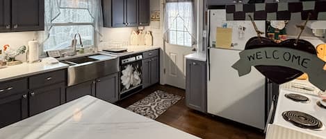 Frigorifero, microonde, forno, piano cottura