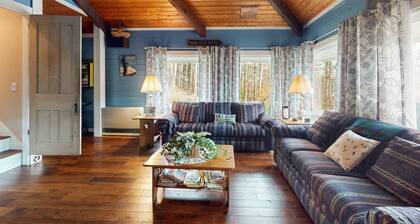 Cozy private cabin, wood stove, w/d, TVs, wifi, deck, close to skiing & golfing