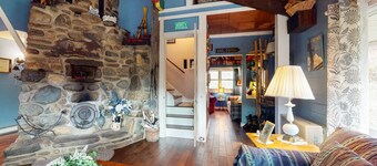 Cozy private cabin w/d, TVs, wifi, deck, close to skiing & golfing