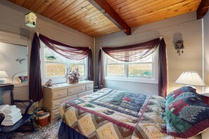 3 bedrooms, iron/ironing board, internet, bed sheets