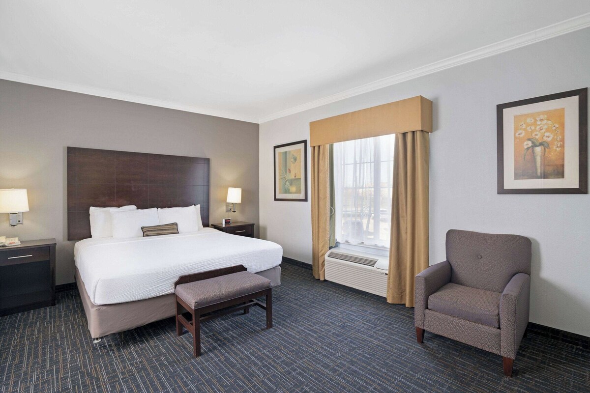 Photo 6 of King Suite Ideal for Family Getaway w/ Pool Access | Close to Vibrant Chinatown
