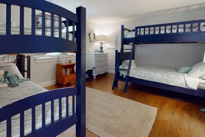 3 bedrooms, iron/ironing board, internet, bed sheets