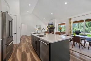 冷蔵庫、電子レンジ、オーブン、コンロ