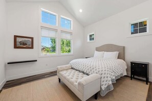 3 slaapkamers, een strijkplank/strijkijzer, gratis wifi, beddengoed
