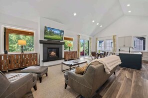 Smart TV, chimenea y oficina 