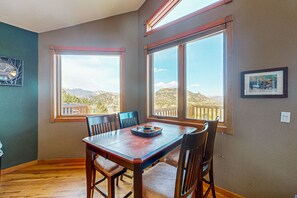 Dining - Conveniently located condo with private hot tub & great views (Estes Park)