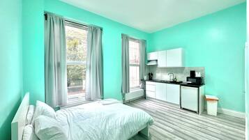 Tabla de planchar con plancha, wifi y ropa de cama