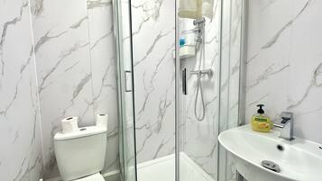 Regadera, secadora de cabello, toallas, jabón