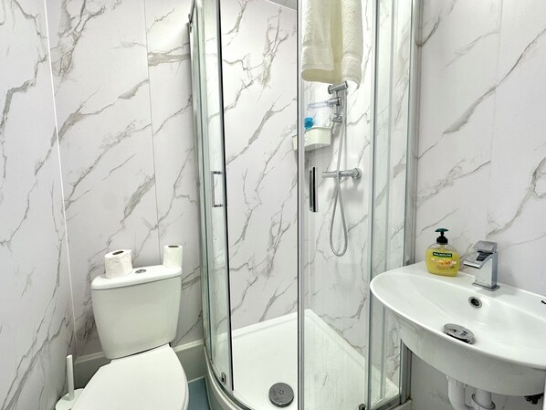 تجهيزات دش، مجففات شعر، مناشف، صابون