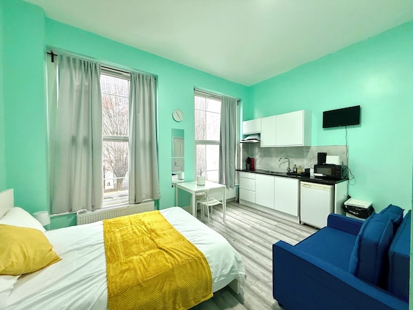 Iron/ironing board, WiFi, bed sheets