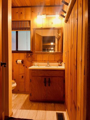 Douche, sèche-cheveux, serviettes fournies, savon