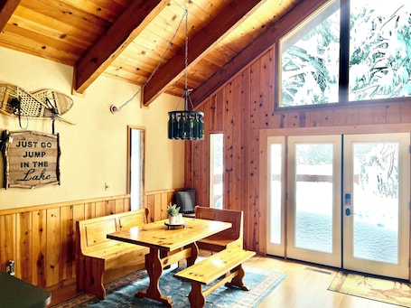 Dining. The Big Trees Hideaway in Arnold, CA – Your Nature Getaway Awaits!