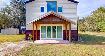 Riverfront home with internet, washer and dryer, and perfect for kayaking