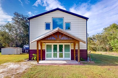 Riverfront home with internet, washer and dryer, and perfect for kayaking