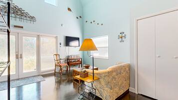 Una televisión, un reproductor de DVD, libros, una videoteca