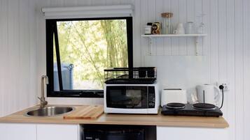 Frigorifero, microonde, piano cottura, tostapane